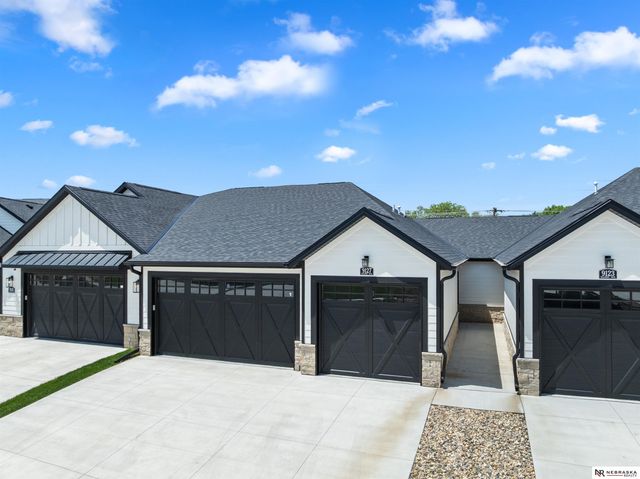 9127 Hillcrest Trail, Lincoln, NE 68520