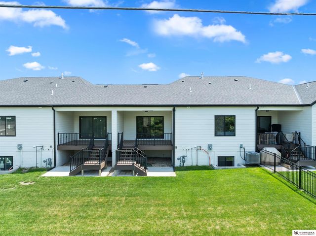 9127 Hillcrest Trail, Lincoln, NE 68520