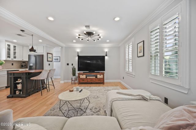 33 Memorial Parkway, Atlantic Highlands, NJ 07716