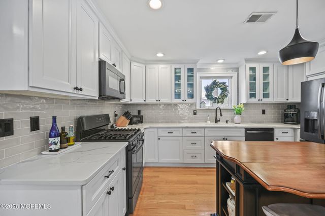 33 Memorial Parkway, Atlantic Highlands, NJ 07716