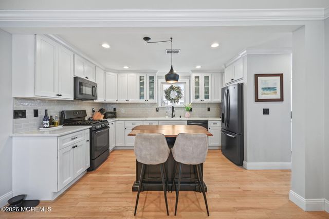 33 Memorial Parkway, Atlantic Highlands, NJ 07716