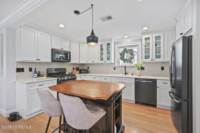 33 Memorial Parkway, Atlantic Highlands, NJ 07716