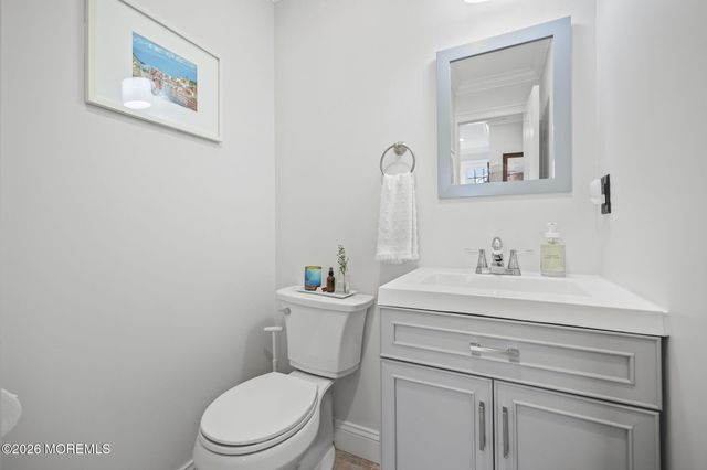 33 Memorial Parkway, Atlantic Highlands, NJ 07716