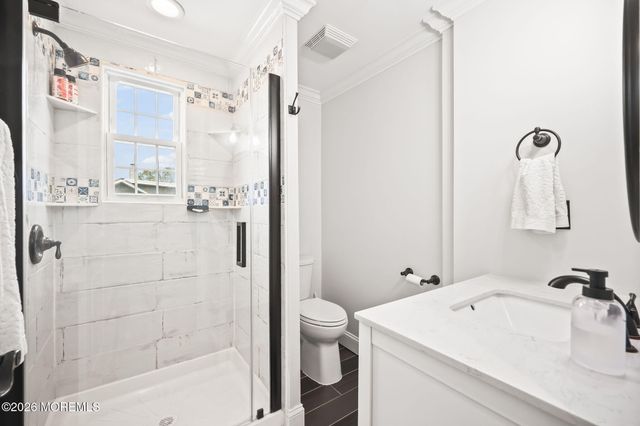 33 Memorial Parkway, Atlantic Highlands, NJ 07716