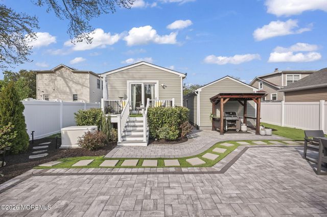 33 Memorial Parkway, Atlantic Highlands, NJ 07716