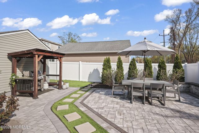 33 Memorial Parkway, Atlantic Highlands, NJ 07716