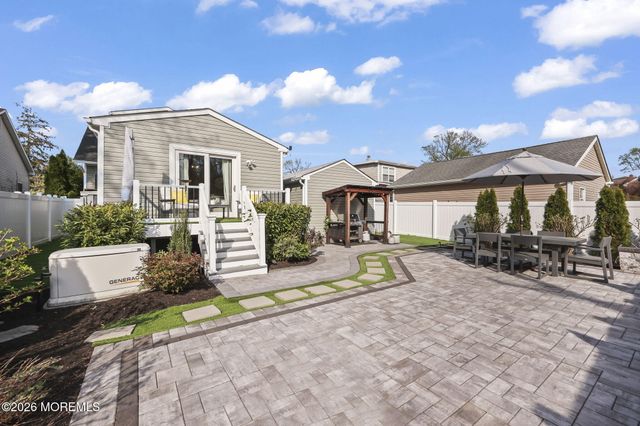 33 Memorial Parkway, Atlantic Highlands, NJ 07716