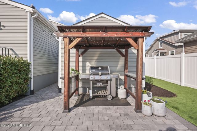 33 Memorial Parkway, Atlantic Highlands, NJ 07716