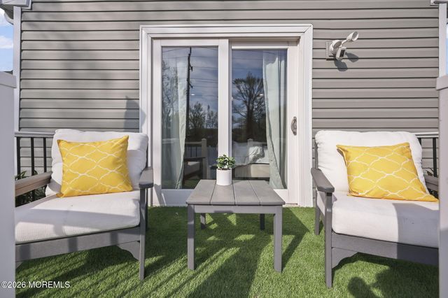 33 Memorial Parkway, Atlantic Highlands, NJ 07716