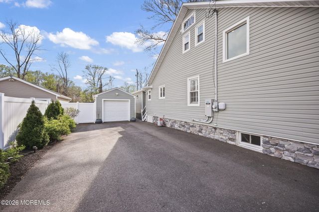 33 Memorial Parkway, Atlantic Highlands, NJ 07716