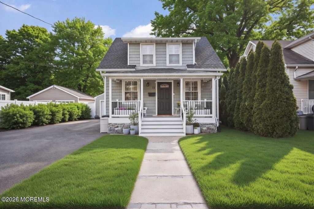 33 Memorial Parkway, Atlantic Highlands, NJ 07716