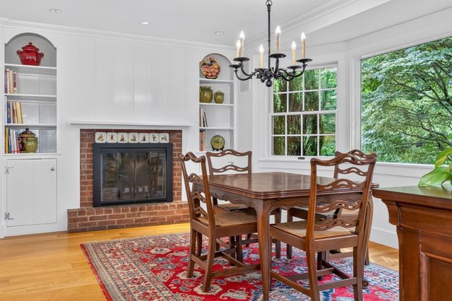 8 Buttercup Ln, Dover, MA 02030