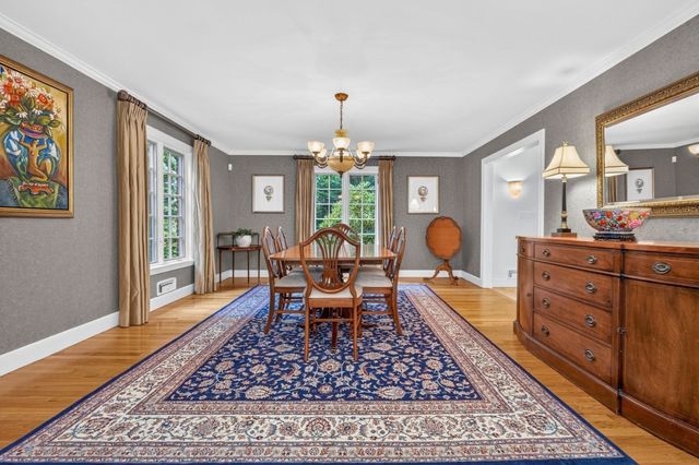 8 Buttercup Ln, Dover, MA 02030