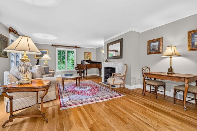 8 Buttercup Ln, Dover, MA 02030