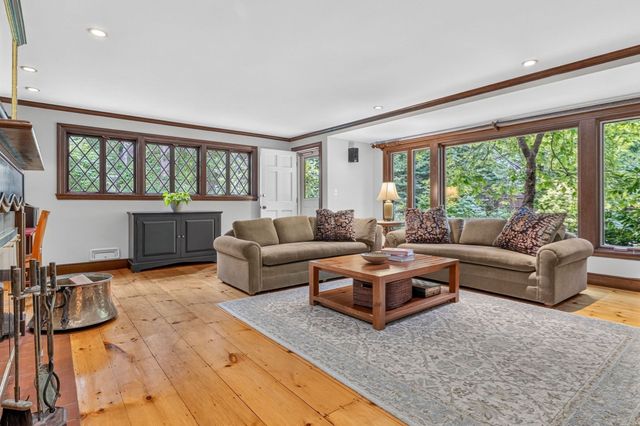 8 Buttercup Ln, Dover, MA 02030