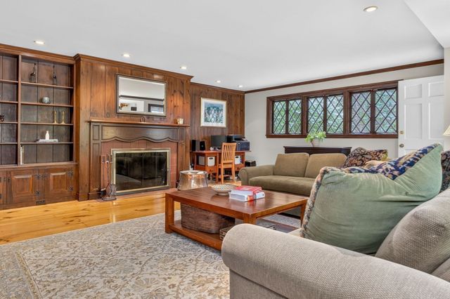 8 Buttercup Ln, Dover, MA 02030