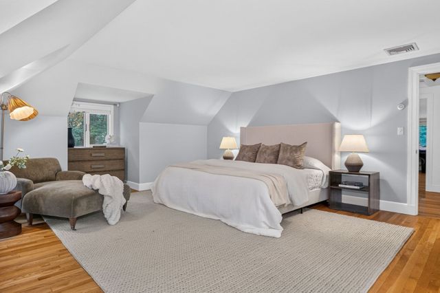 8 Buttercup Ln, Dover, MA 02030