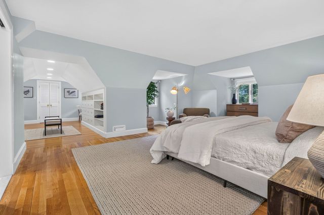 8 Buttercup Ln, Dover, MA 02030
