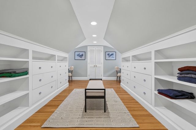 8 Buttercup Ln, Dover, MA 02030