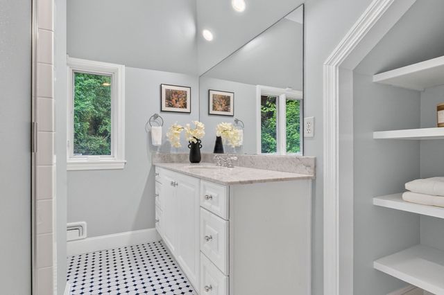 8 Buttercup Ln, Dover, MA 02030