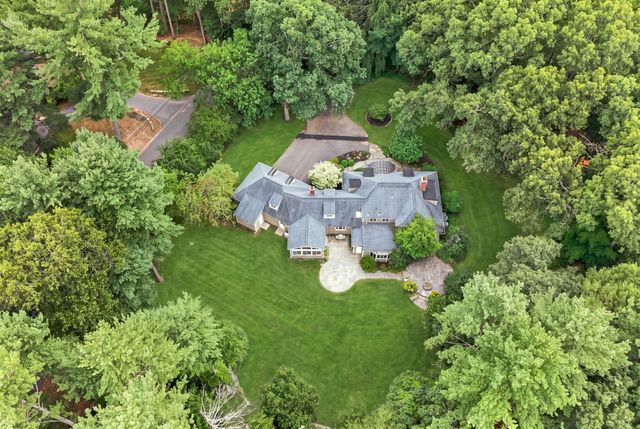8 Buttercup Ln, Dover, MA 02030
