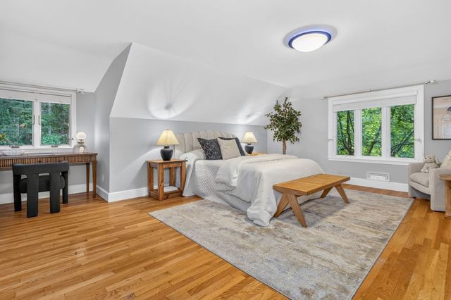 8 Buttercup Ln, Dover, MA 02030