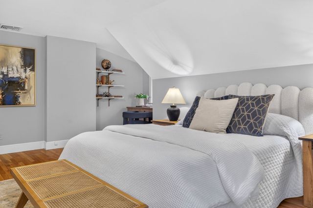 8 Buttercup Ln, Dover, MA 02030