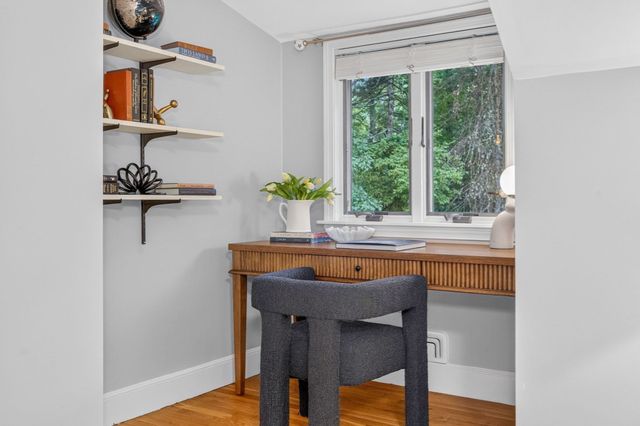 8 Buttercup Ln, Dover, MA 02030