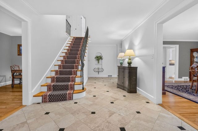 8 Buttercup Ln, Dover, MA 02030