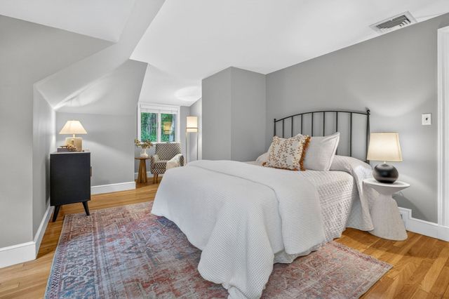 8 Buttercup Ln, Dover, MA 02030