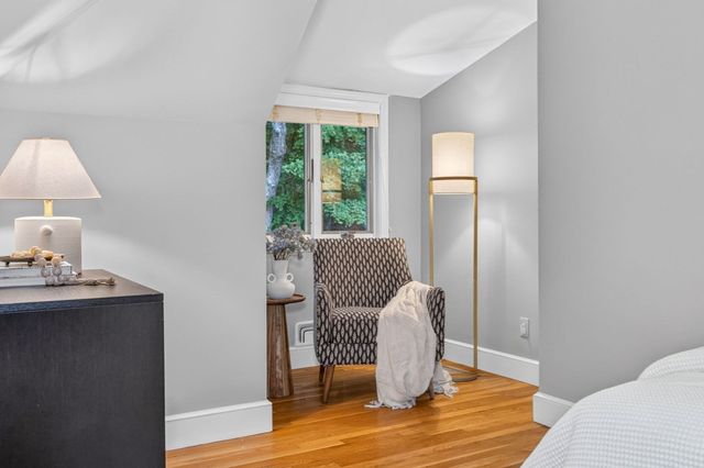 8 Buttercup Ln, Dover, MA 02030