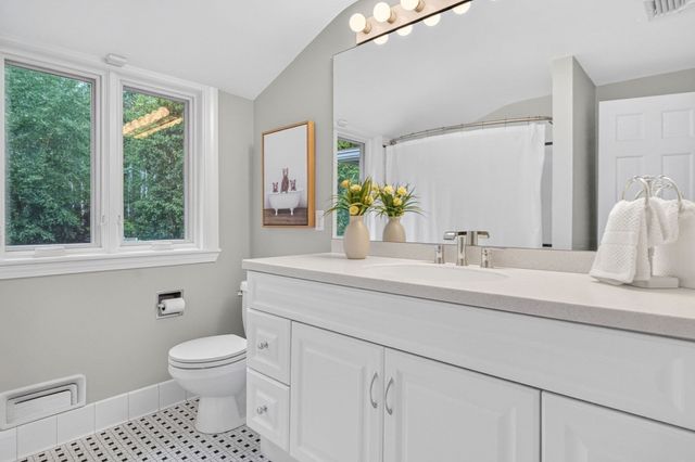 8 Buttercup Ln, Dover, MA 02030