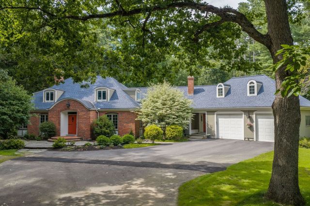 8 Buttercup Ln, Dover, MA 02030