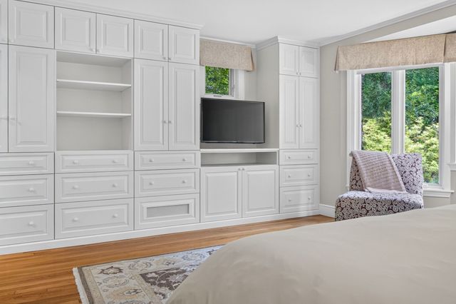 8 Buttercup Ln, Dover, MA 02030