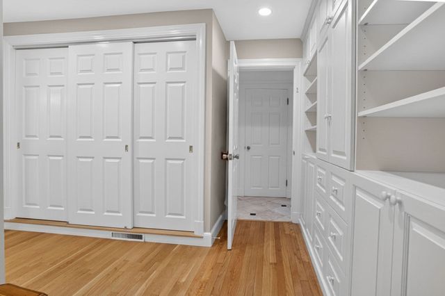 8 Buttercup Ln, Dover, MA 02030