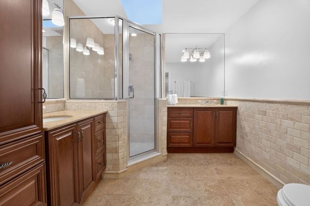 8 Buttercup Ln, Dover, MA 02030