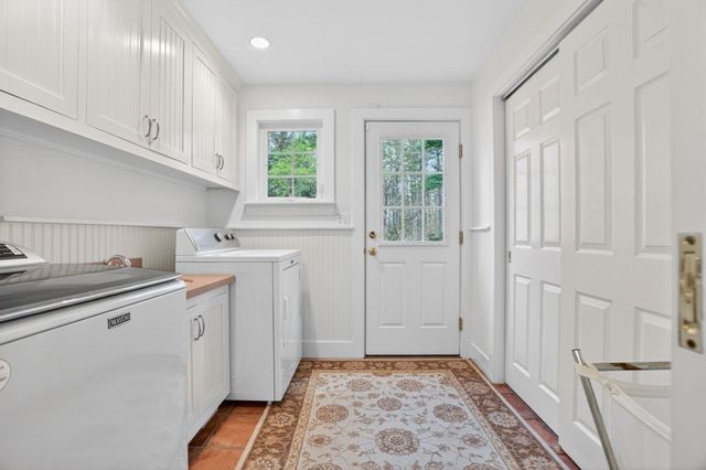 8 Buttercup Ln, Dover, MA 02030