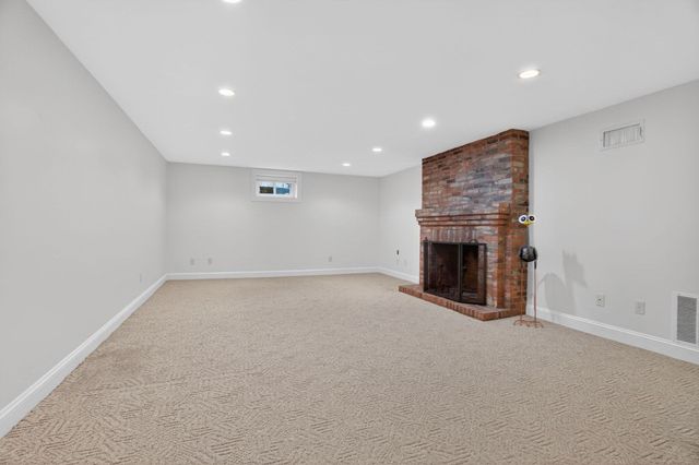 8 Buttercup Ln, Dover, MA 02030