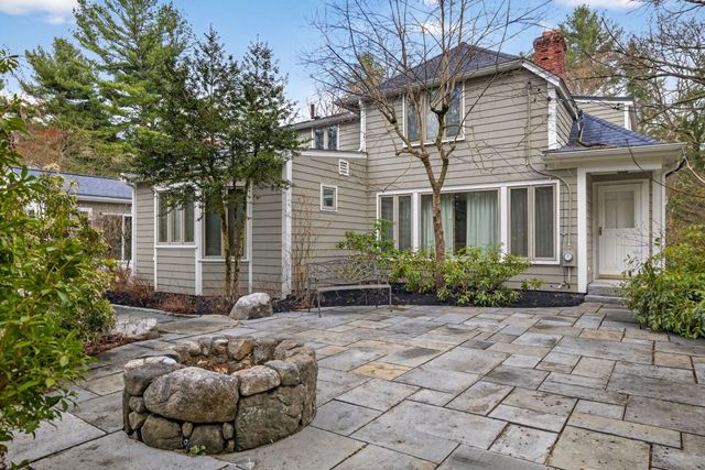8 Buttercup Ln, Dover, MA 02030