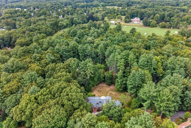 8 Buttercup Ln, Dover, MA 02030