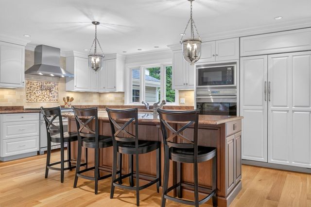 8 Buttercup Ln, Dover, MA 02030