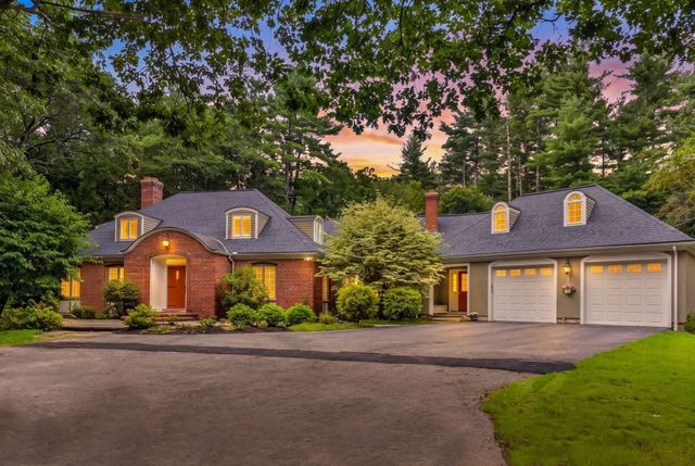 8 Buttercup Ln, Dover, MA 02030