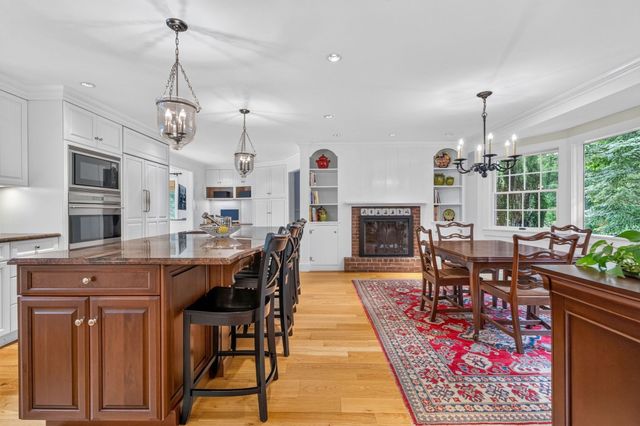 8 Buttercup Ln, Dover, MA 02030