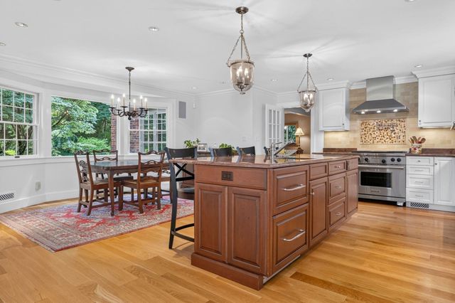 8 Buttercup Ln, Dover, MA 02030