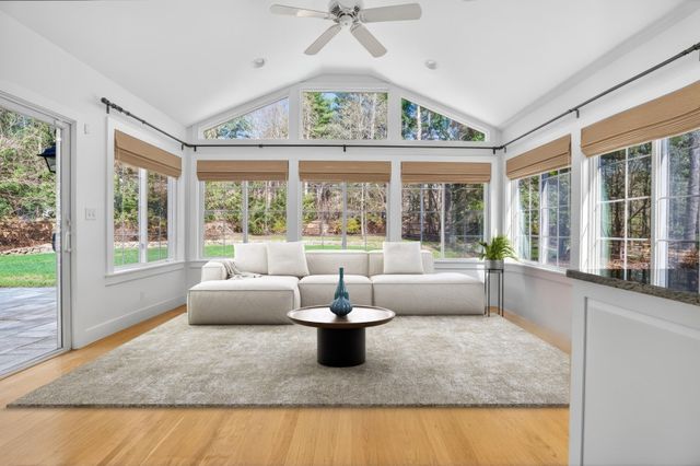 8 Buttercup Ln, Dover, MA 02030
