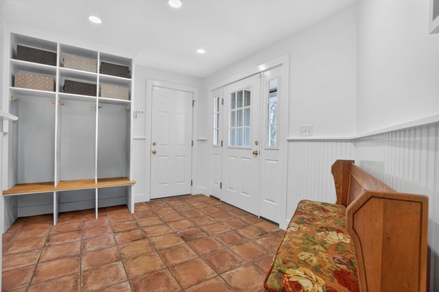 8 Buttercup Ln, Dover, MA 02030