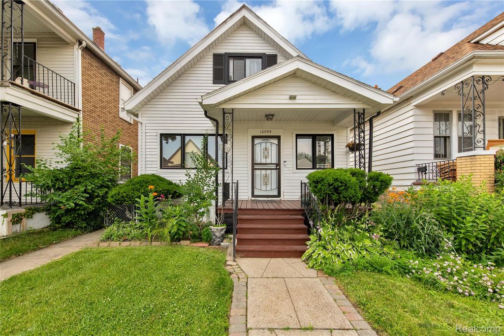 12099 Klinger, Hamtramck, MI 48212
