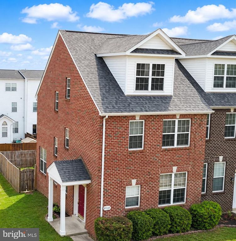 Image 1 of property listing at 9910 ROBSTOWN PL, Waldorf, MD 20603