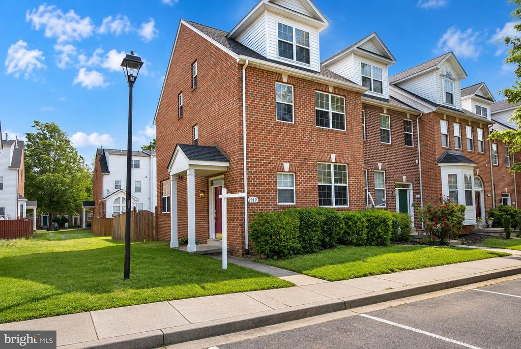 Image 2 of property listing at 9910 ROBSTOWN PL, Waldorf, MD 20603
