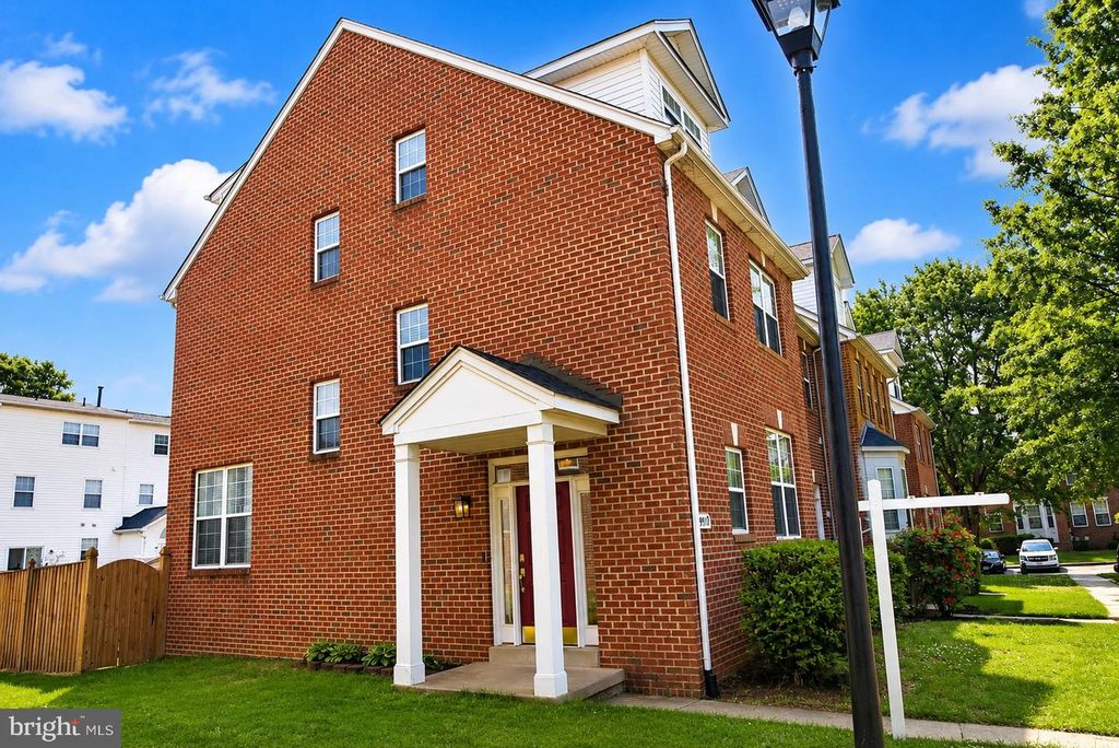 Image 3 of property listing at 9910 ROBSTOWN PL, Waldorf, MD 20603